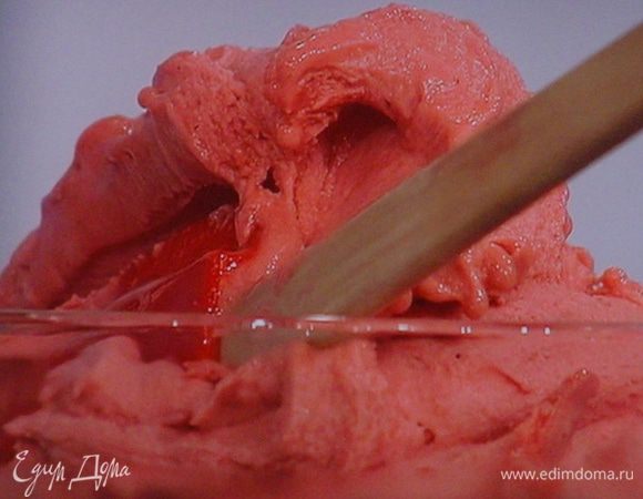 Так сорбе выглядит в готовом виде. Йогурт придает нежность структуре и невероятно соблазнительный цвет. 