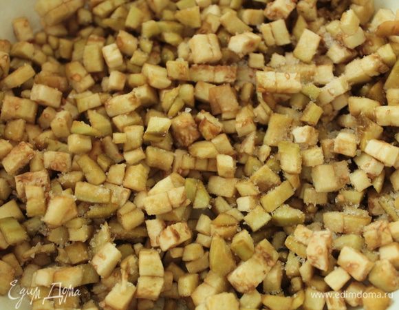 Баклажаны нарезать вдоль пластинами и затем мелким кубиком, посолить, накрыть крышкой и отставить в сторону