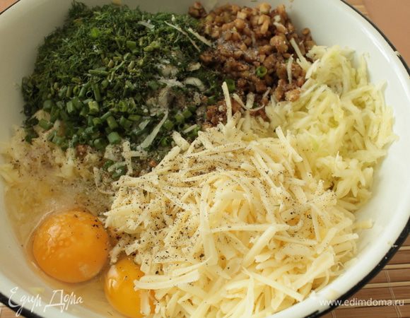 Цуккини почистить и натереть на терке, отжать сок.Нарезанные баклажаны слегка отжать, добавить к натертому цукини, добавить яйца, натертый сыр, измельченную зелень лука и укропа, соль и перец