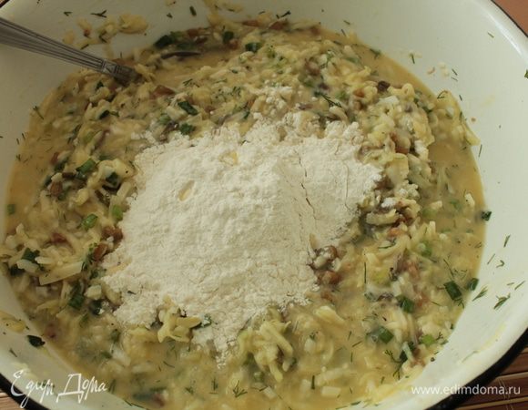 Хорошо перемешать, постепенно добавить просеянную муку.Количество муки регулируйте сами,так как яйца бывают разной величины и цуккини тоже бывают сочнее и суше.