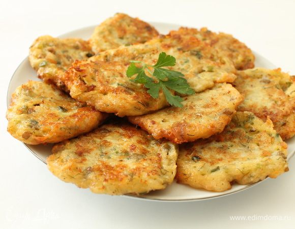 Сковороду нагреть на небольшом огне,налить растительное масло, дать ему хорошо прогреться. Столовой ложкой выкладываем оладушки и обжариваем их с двух сторон до золотистого цвета.Сковороду лучше использовать с антипригарным покрытием, Подаем со сметаной или любимым вашим соусом. Приятного вам аппетита!