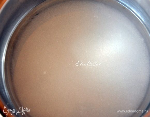 Все предельно просто)))
Варить мы будем в кастрюльке с толстым дном.
Растворить сахар в горячей воде
и довести до кипения,