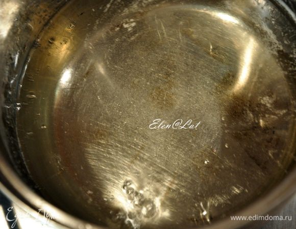 тут же добавить лимонную кислоту. Затем кастрюльку с раствором накрываем плотно прилегающей крышкой и варим сироп на медленном огне 45 минут. НЕ МЕШАТЬ!!!  Варить сироп надо на очень медленном огне при еле заметном кипении, иначе он быстро загустеет и будет темным.