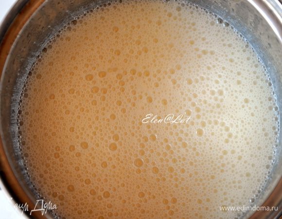 Затем надо добавить питьевую соду. При добавлении соды будет бурное пенообразование, которое достаточно быстро пройдет (5-10 минут).
