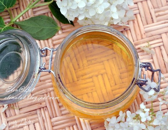 Как только пенообразование пройдет, сироп станет абсолютно прозрачным и готов к употреблению. Сироп будет иметь консистенцию меда и желтоватый цвет.
Итак, сироп заготовлен впрок и всегда под рукой, когда нет перечисленных ранее ингредиентов. И если у Вас аллергия на мед, а выпечки медовой хочется, всегда есть возможность заменить ее именно инвертным сиропом, конечно это не одно и то же, но выход, не правда ли)))))
