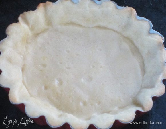 Снять пергамент с фасолью и выпекать ещё 10 минут. Остудить на решётке. 