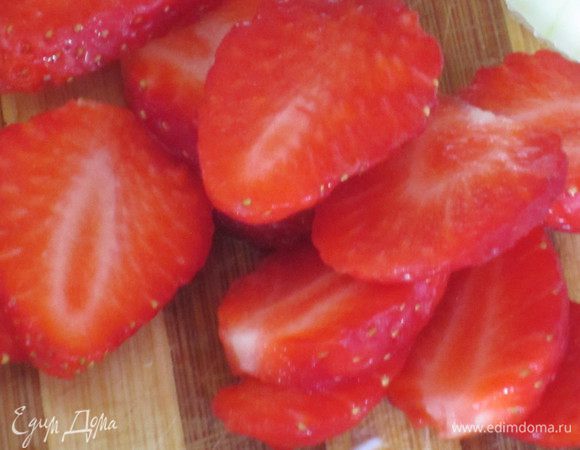 Клубнику помыть, выложить на бумажное полотенце. Нарезать пластинками. 