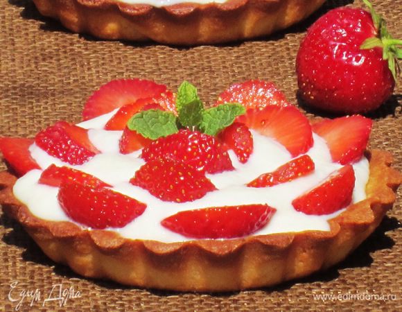 Выложить крем на тарталетки  и украсить клубникой. Поставить в холодильник на 2 часа. Приятного аппетита:)