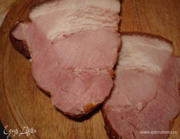 Взять кусочек грудинки.