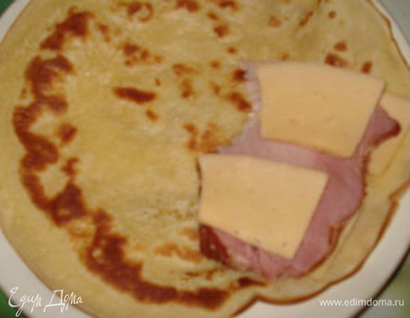 На одну половинку блина положить сыр, потом грудинку, сыр. Накрыть второй половинкой. Запечь в микроволновке до расплавления сыра (1 минута). Приготовить соус: смешать сметану и французскую горчицу в соотношении 1:1. 