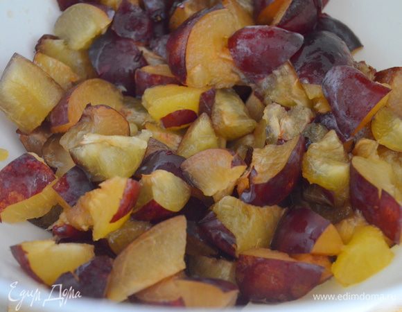 Разрезать на половинки и убрать косточки. Мелко нарубить сливовую мякоть. 