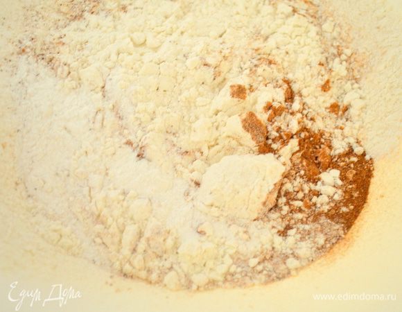 В большую миску просеять муку, корицу, мускат и разрыхлитель и перемешать все вместе. 