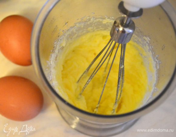 Мягкое масло взбить с сахаром в пышную массу