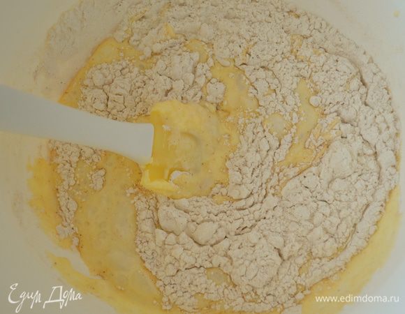 Вливаем жидкую смесь в миску с сухой (мука и специи где) и аккуратно перемешиваем силиконовой лопаточкой до гладкости