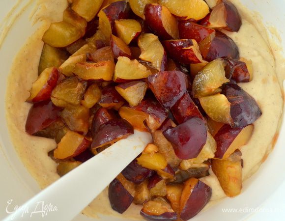 Теперь в тесто добавляем сливы и еще раз перемешиваем