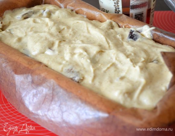 Выкладываем тесто в форму для кекса (ее можно смазать сливочным маслом или же застелить бумагой для выпечки как у меня) разровнять. 