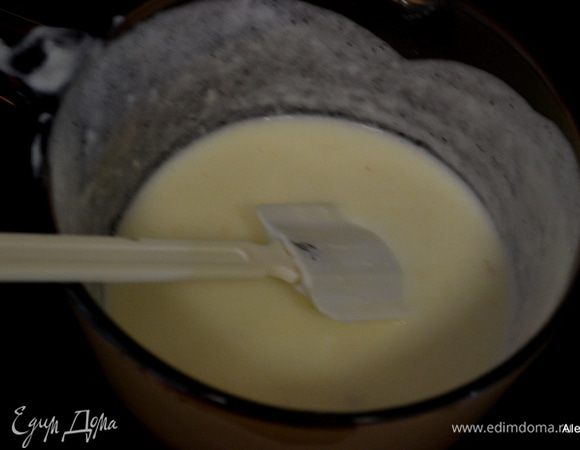 Приготовим соус:
Растопим в кастрюле или сковородке масло и добавим муку. Перемешиваем и пассеруем на медленном огне.  Постоянно помешивать. Снять с огня и постепенно вливать молоко. В конце добавить соль, перец и хрен готовый и довести до кипения. Варить еще 3 минуты. 
Я вместо соли добавляю в блюдо зимнюю заготовку овощную на соли.
