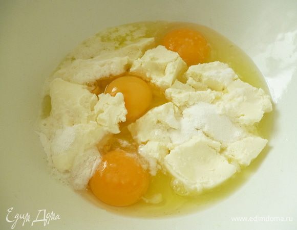 Тесто:к ванильным творожным сыркам добавить яйца, разрыхлитель,щепотку соли и все растереть до однородной смеси
