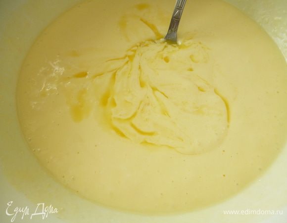 Маргарин растопить,остудить и добавить к творожной смеси,хорошо перемешать