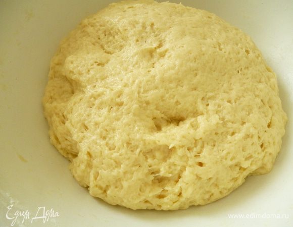 А затем руками замесить тесто.Оно должно быть мягким и не прилипать к рукам.Если будет прилипать,добавьте еще одну-две ложки муки.Тесто накрыть пленкой и убрать в холодильник,пока будете готовить заливку