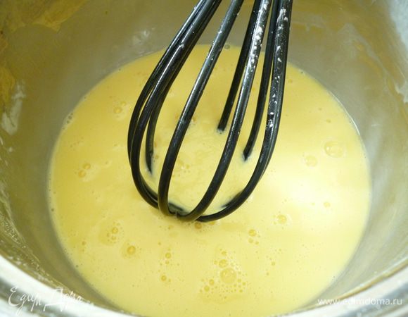 Приготовить заливку:с помощью венчика соединить все продукты до однородной смеси.У слив удалить косточки и нарезать дольками.