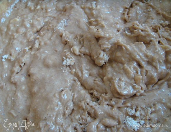 в готовое аккуратно вымешанное, тесто вводим муку, и аккуратно снизу вверх перемешиваем.