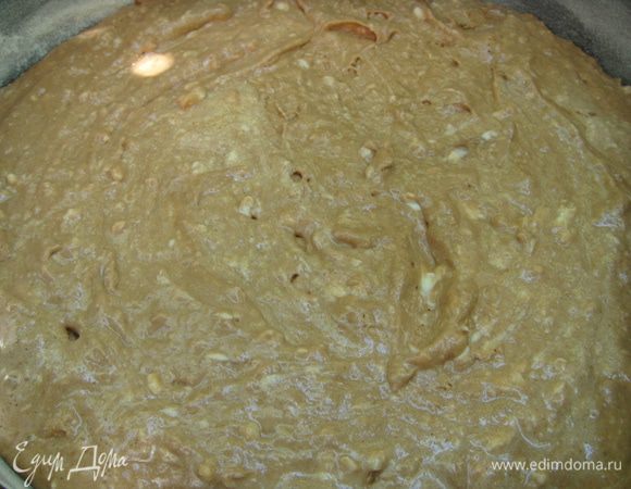 Выкладываем тесто в форму,разравниваем. Форма у меня стандартная, 26 см, все бисквиты и пироги выложенные на этом сайте я пеку в ней. Не пугайтесь тесто не много, но и не мало, оно с кусочками масла,это тоже не страшно, в итоге это сыграло мне на руку. И ещё, последнее время,чтобы я не пекла, я пеку все медленно, в разогретой духовке, но на низком огне. Долго, минут 40. Это не надо бояться, в итоге все вырастает так,что никто не верит!! С эти коржом было также. Я боялась жутко,волновалась страшно, не позволяла себе даже приоткрыть духовку, чтобы заглянуть как дела, но в итоге расслабилась, выпила за это время чаю и когда достала упала в обморок от изумления!!Он вырос,он пах невероятно,и был такой, нет,это надо попробовать!!