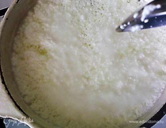 Ставим кефир на огонь и ждём пока отделится творог.