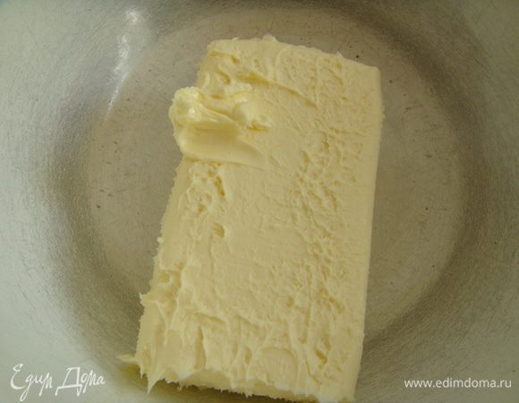 Второй корж я пекла уже по традиционно схеме и пекла его "быстро" (20 мин.), что оказалось непростительной для меня самой ошибкой, но на ошибках, как известно учатся, вы учитесь на моих)