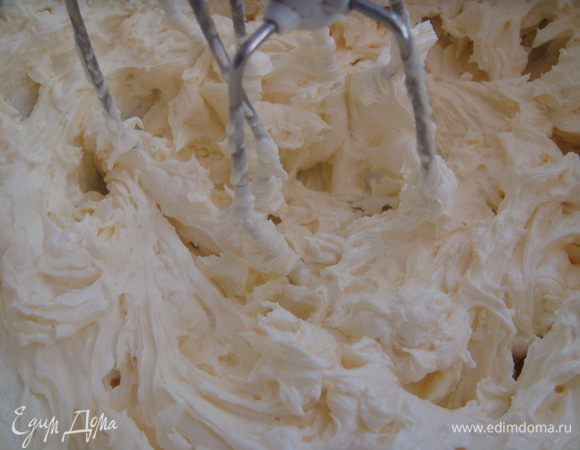 Так вот, здесь я традиционно для масляного бисквита сначала размягченное сливочное масло взбила с сах.пудрой и сахаром (просто у меня было 50%50) до увеличения объема в три раза и до бела,