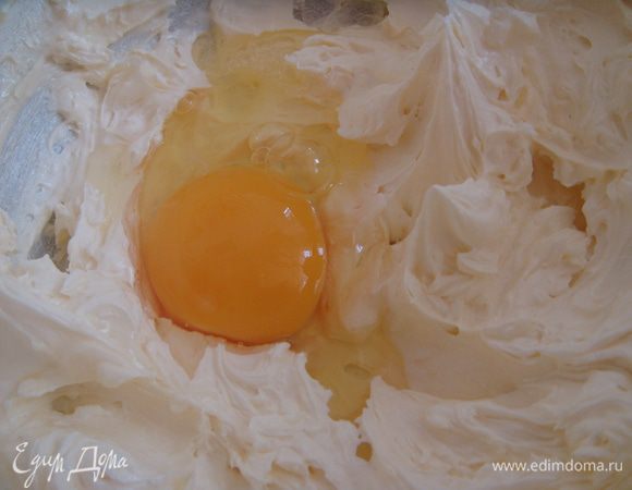 и по одному ввела яйца