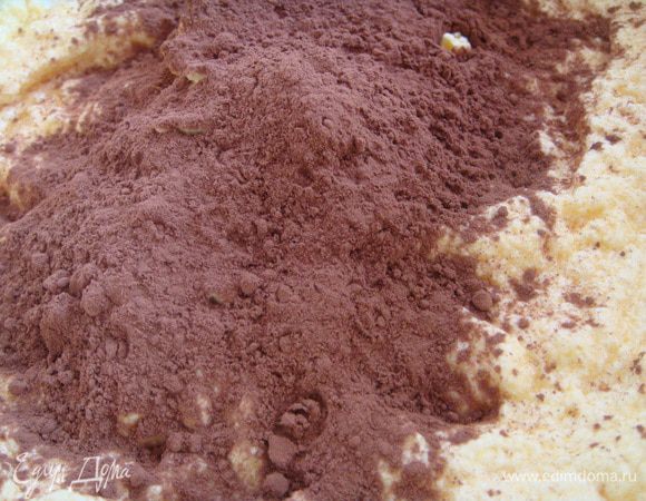 Взбивать надо быстро, яйца вводить постепенно, но долго не думая! Чтобы масло не отсеклось, и вот в эту чудесную массу ввести уже аккуратно какао, а после и муку с разрыхлителем (в моем случае, с содой и солью, вы помните))