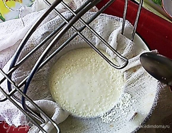 Сливаем через марлю. 