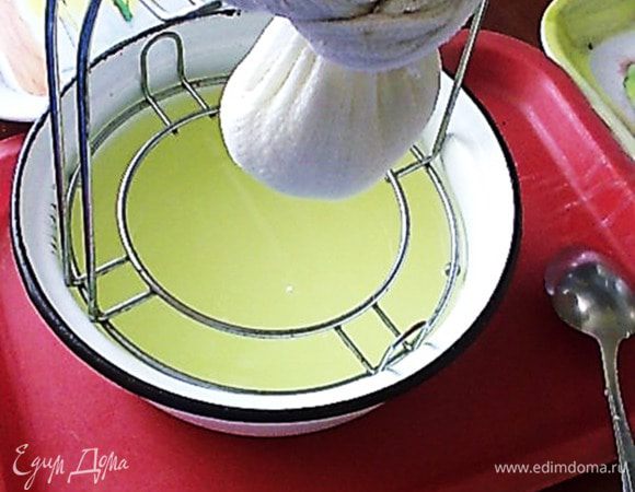 Подвешиваем для получения сыворотки.