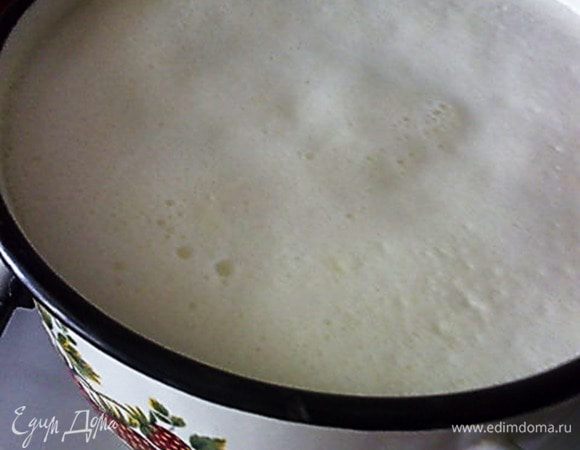 По истичении времени, необходимого для скисания сыворотки, берём свежее молоко( у меня домашнее) и доводим его до кипения.