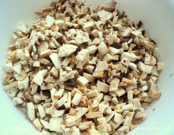 Шампиньоны мелко порезать. Два шампиньона порезать пластинками для украшения.