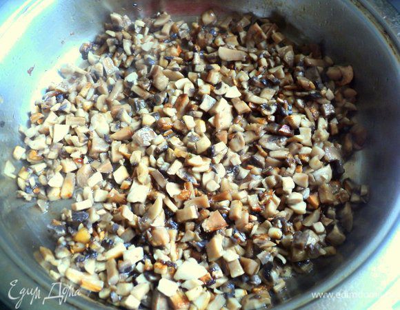 Поджарить шампиньоны с 3 ст.ложками растительного масла до легкой румяной корочки.