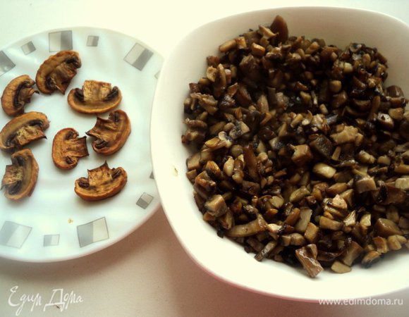 Выложить грибы в тарелку и охладить.