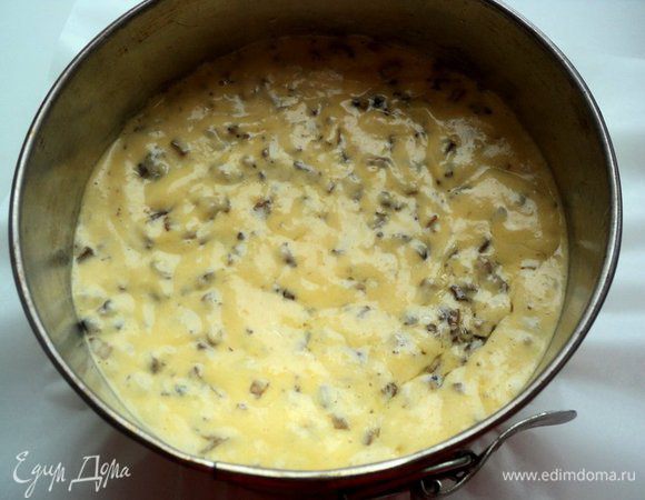 Дно формы для выпечки  размером Ф-18 см застелить бумагой для выпечки, смазать маслом, вылить тесто. 