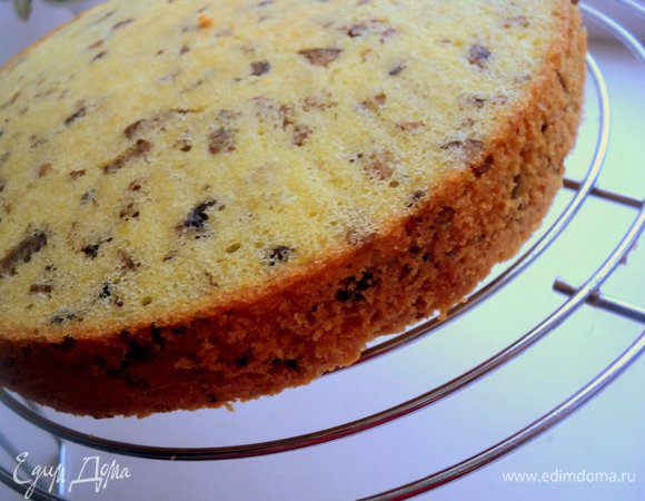 Выпекать при температуре 180 градусов 20-25 минут. Готовый бисквит охладить на решетке.