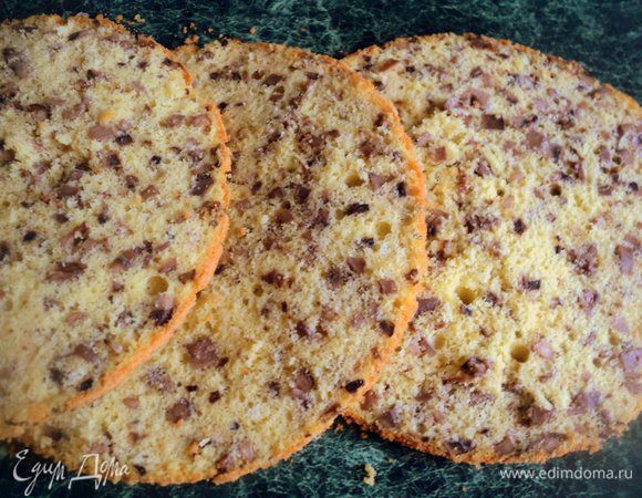 Разрезать бисквит на три пласта.