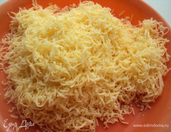 Для сырного крема: натереть на мелкой терке сыр.