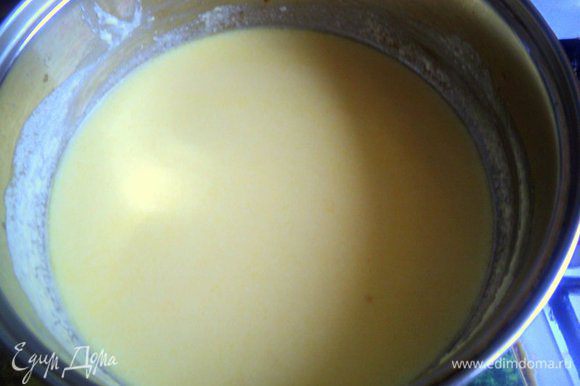 Сливки вылить в сотейник, довести до кипения, всыпать 150 г тертого сыра. Нагревать до расплавления сыра.