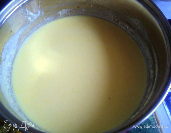 Сливки вылить в сотейник, довести до кипения, всыпать 150 г тертого сыра. Нагревать до расплавления сыра.