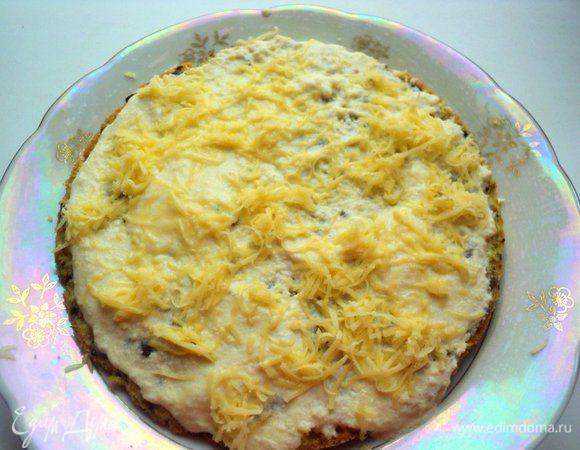 Сборка торта: Пласт бисквита уложить на блюдо, смазать 1/3 горячего сырного крема, посыпать сверху сыром.