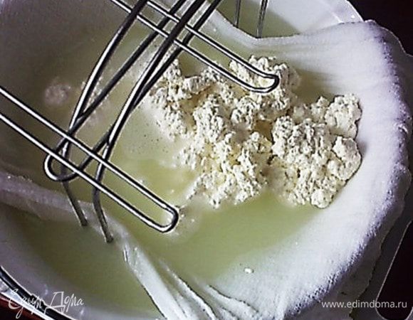 Снять с огня и процедить сыр через марлю.