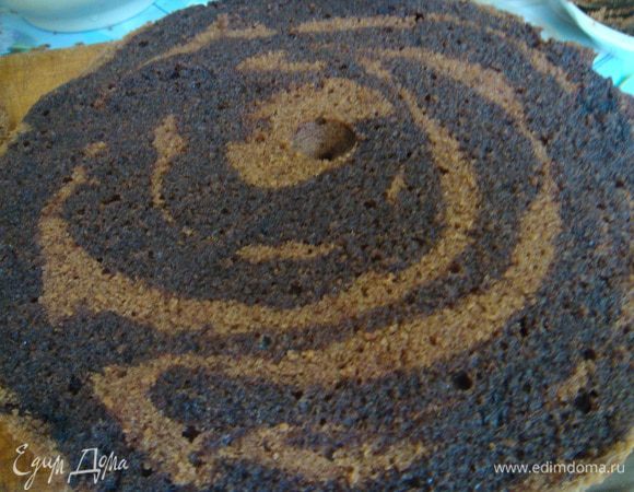 Так вот, вернемся все же к торту. Приготовим сироп, для пропитки нашего торта. Сахар уварим на огне с водой, добавим туда какао, и позже, в когда снимем с огня, ром. Теплой смесью пропитаем наши коржи.