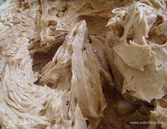 Приготовим крем. Крем мечта! Если у вас все комнатной температуры, а масло очень размягчено, то взбить этот крем не составит труда!! Сгущенка у меня была холодная, но это ничего не "сломало". В миску с маслом добавить ванильный сахар, желтки, какао, сгущенку, и все активно соединить миксером на уверенной скорости. Все! Ничего вкуснее и проще я не пробовала, запомнила и заучила, теперь буду практиковать!!