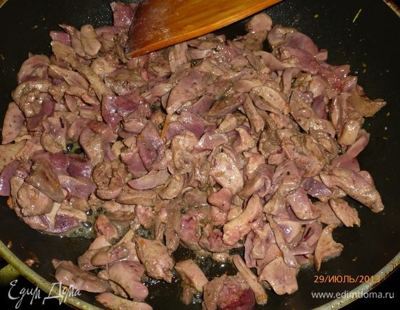 На этой же сковороде обжариваем куриную печень, порезанную тонкими пластинками. Солим, перчим.