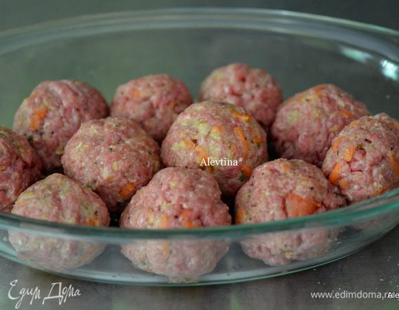 Сформируем  шарики одного размера. Выложим на жаропрочное блюдо.
Поставим в духовку на 180 гр. на 30 мин.